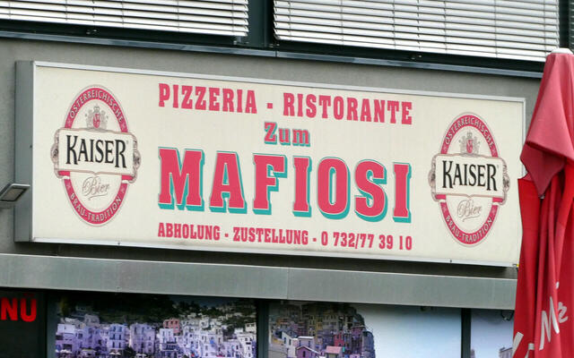 Mafiosi pizzeria sign