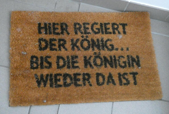 Doormat with text: Hier regiert der König...bis die Königin wieder da ist