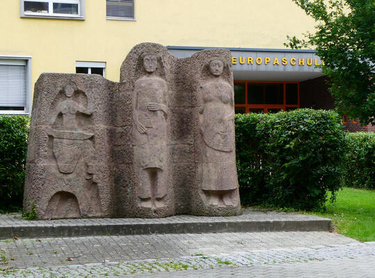 statues in front of Europaschule