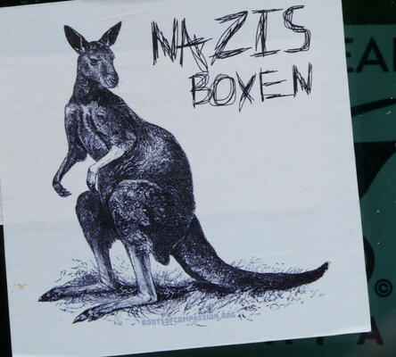 Picture of kangaroo; text: Nazis boxen