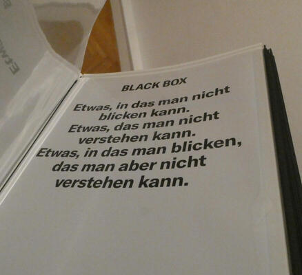 Black Box / Etwas, in das man nicht blicken kann. / Etwas, das man nicht verstehen kann. / Etwas, in das man blicken, das man aber nicht verstehen kann.