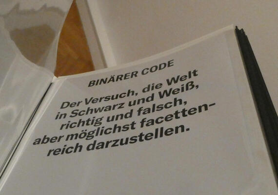 Binärer Code / Der Versuch, die Welt in Schwarz und Weiß, richtig und flasch, aber möglichst facettenreich darzustellen.