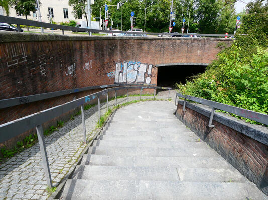 steps down to tunnel