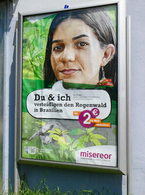 Woman with word balloon: Du & ich verteidigen den Regenwald in Brasilien/mit 2€ die Welt verändern