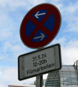 Sign says 31.5.24 / 12-20h / Filmarbeiten