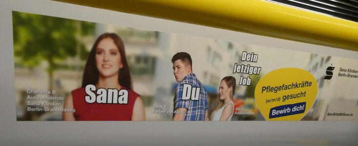 Distracted boyfriend meme; new woman is Sana, man is Du (you) and current woman is “Dein jetizger Job” (Your current job)