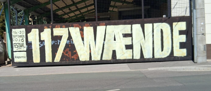 Large hand-painted sign: 117 Waende