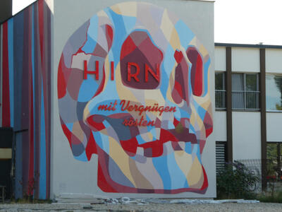 Abstract skull. Text: Hirn mit Vergnügen rösten