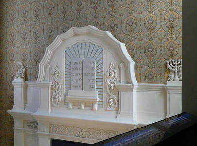 The Ten Commandments in Hebrew with carved grapevines at left and right.