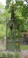 Gazebo-shaped grave marker