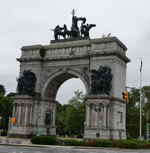 Arch dedicated to military