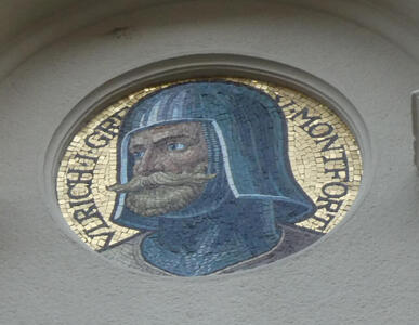 Mosaic of man in knight’s helmet. Text: Vlrich I Grav Montfort