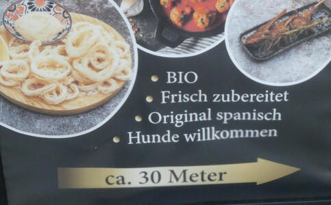 Poster with pictures of food. Text: BIO / Frisch zubereitet / Original spanisch / Hunde willkommen