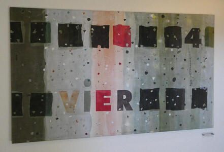 Gray background; squares and letters of multiple colors.  Text: VIER 4