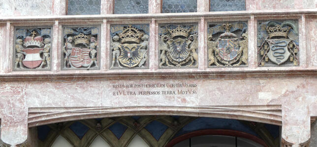 Six horizontally placed coats of arms, stone carved and painted.