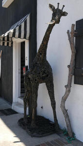 metal giraffe sculpture