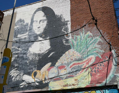 mona lisa looking at fruit