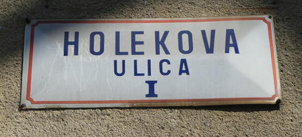 Improperly kerned sign “H O LE KOVA”